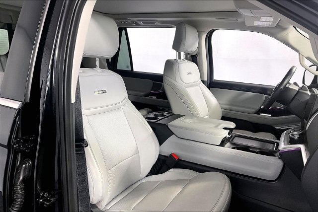 Used 2025 Ford Expedition Platinum w/ Driver's Package AWD/4WD image 8