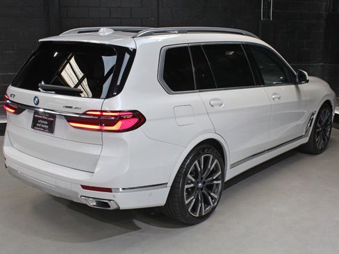Used 2023 BMW X7 xDrive40i w/ Premium Package AWD/4WD image 14