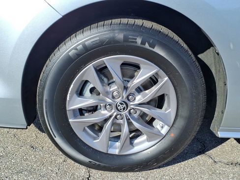 Used 2024 Toyota Sienna XLE FWD image 11
