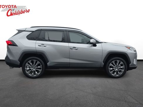 Used 2019 Toyota RAV4 XLE Premium image 4