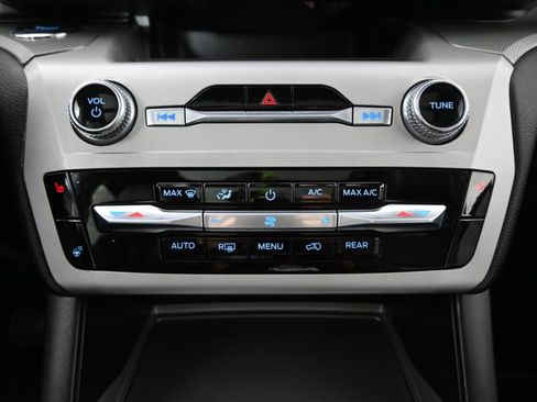 Used 2022 Ford Explorer XLT w/ Equipment Group 202A image 32