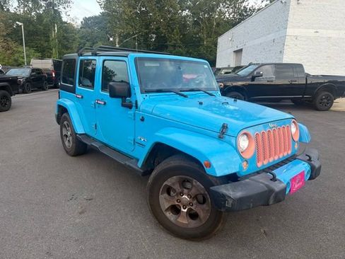Used 2017 Jeep Wrangler Unlimited Sahara w/ Connectivity Group AWD/4WD image 3