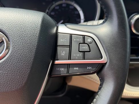 Used 2023 Toyota Highlander XLE FWD image 20