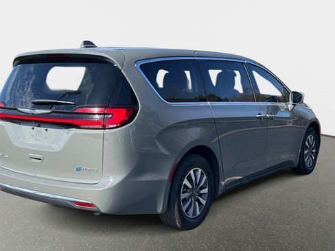 Used 2022 Chrysler Pacifica Touring-L image 3
