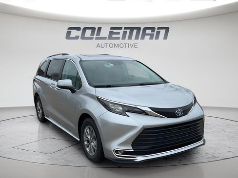 Used 2024 Toyota Sienna XLE FWD image 2
