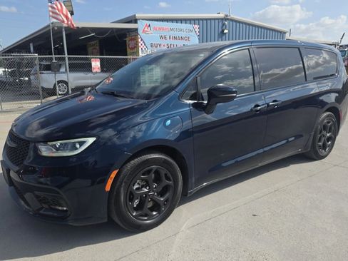 Used 2022 Chrysler Pacifica Touring-L w/ S Appearance Package FWD image 2