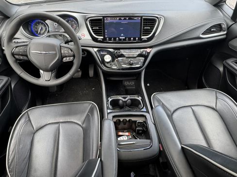 Used 2025 Chrysler Pacifica Limited FWD image 26