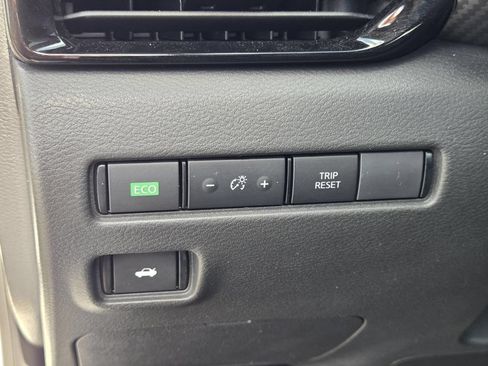 Used 2025 Nissan Sentra SR w/ SR Premium Package FWD image 21
