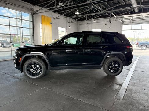 New 2025 Jeep Grand Cherokee Altitude AWD/4WD image 13
