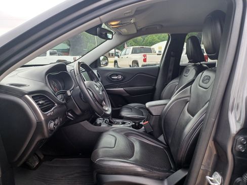 Used 2019 Jeep Cherokee Overland w/ Technology Group AWD/4WD image 10