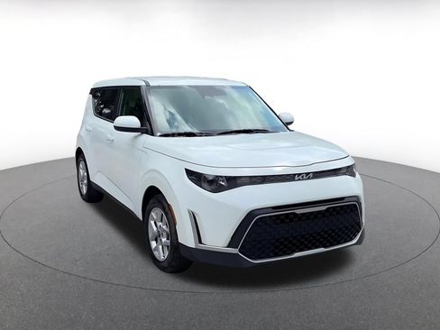 Used 2025 Kia Soul LX w/ LX Technology Package FWD image 3