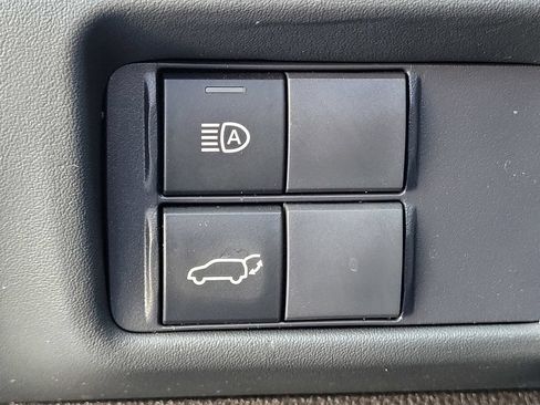 Used 2021 Toyota Highlander XLE AWD/4WD image 11