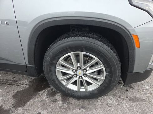 Used 2023 Chevrolet Traverse LT image 2