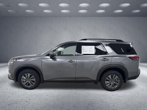 Used 2024 Nissan Pathfinder SV FWD image 2