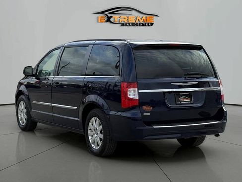 Used 2016 Chrysler Town & Country Touring FWD image 4