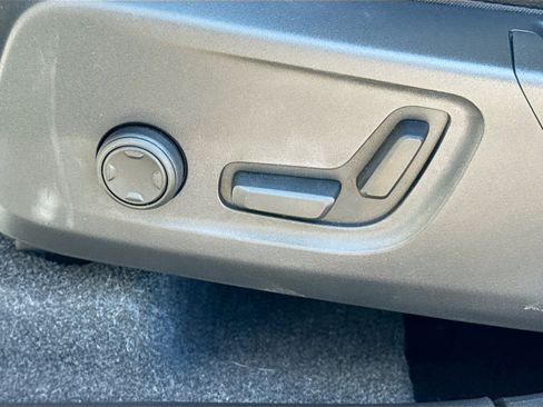 Used 2025 Volvo XC40 B5 Ultra image 25