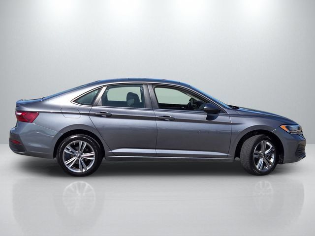 Used 2024 Volkswagen Jetta SE FWD image 3