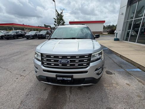 Used 2017 Ford Explorer XLT w/ Equipment Group 202A FWD image 6