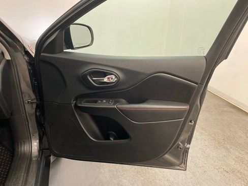 Used 2019 Jeep Cherokee Trailhawk AWD/4WD image 27
