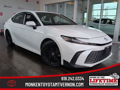 Used 2025 Toyota Camry SE image 1