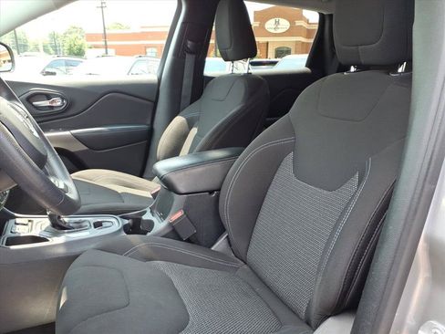 Used 2019 Jeep Cherokee Latitude w/ Popular Appearance Group FWD image 13