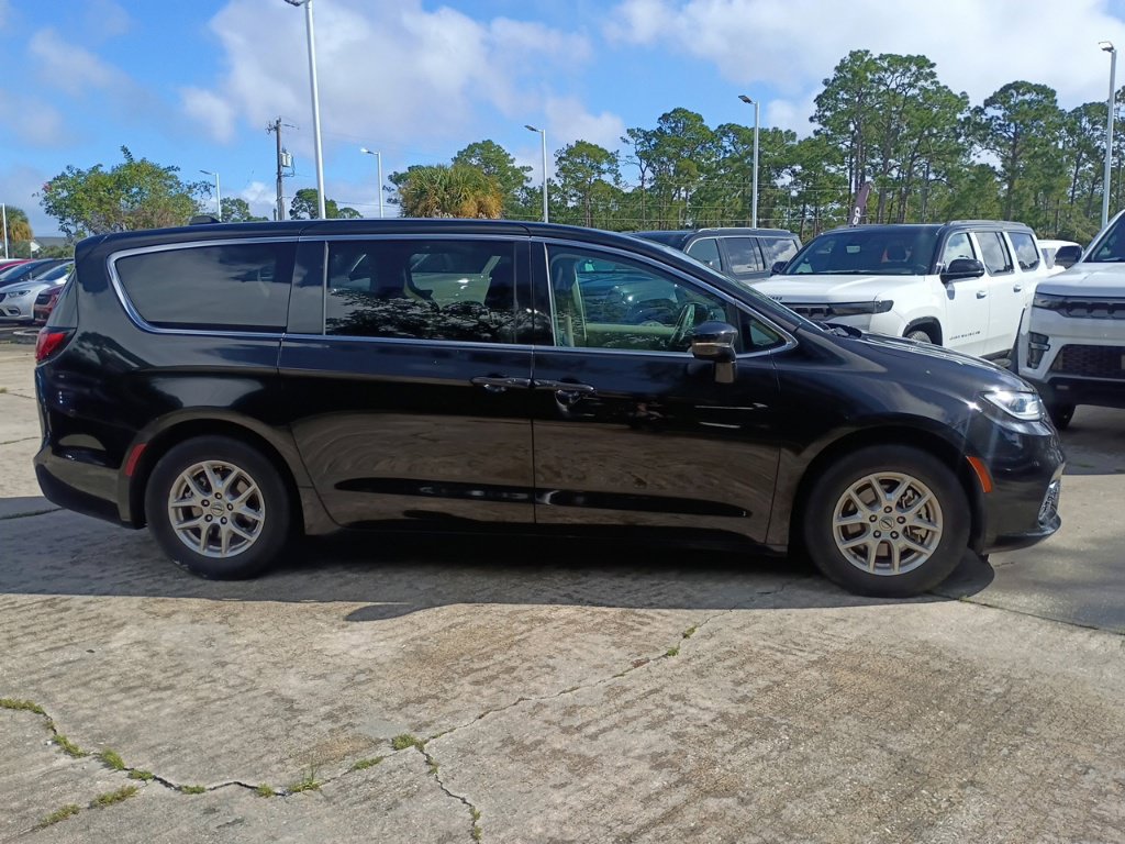 Used 2024 Chrysler Pacifica Touring-L FWD image 4