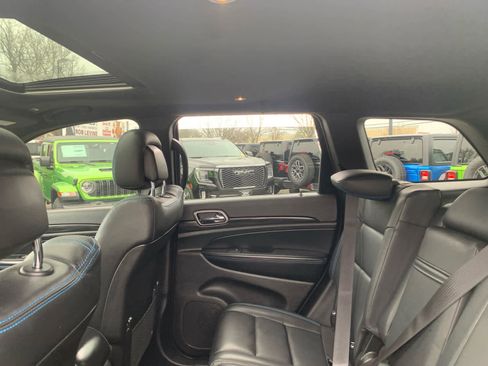 Used 2019 Jeep Grand Cherokee Laredo image 28