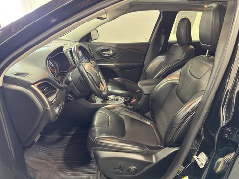 Used 2019 Jeep Cherokee Latitude Plus w/ Comfort/Convenience Group AWD/4WD image 27
