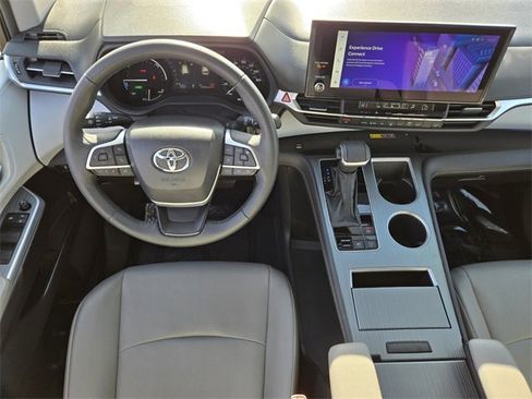 Used 2025 Toyota Sienna XLE image 15