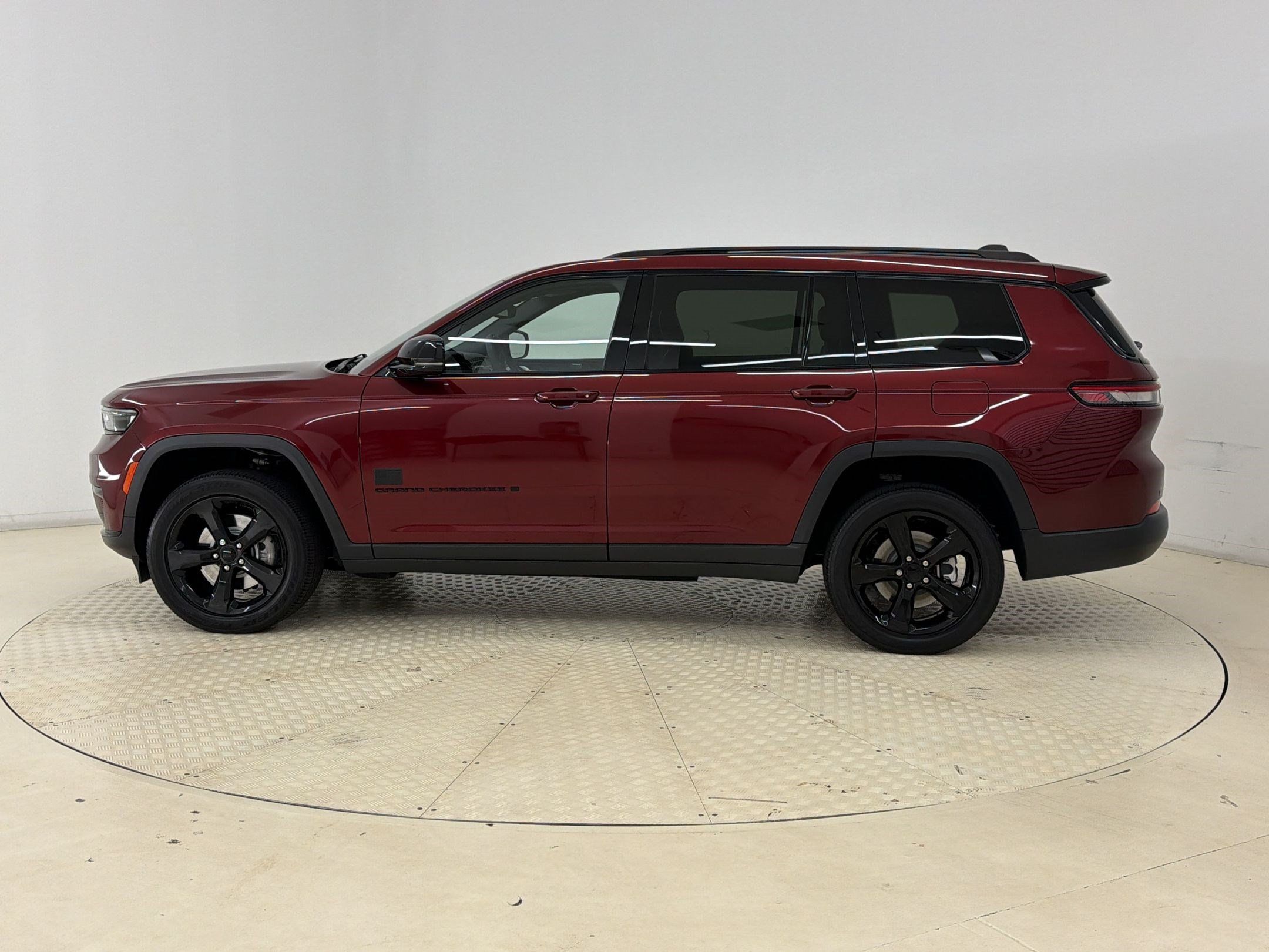 Used 2023 Jeep Grand Cherokee L Laredo AWD/4WD image 2