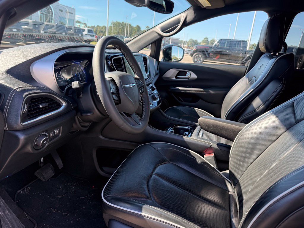 Used 2025 Chrysler Pacifica Limited FWD image 4