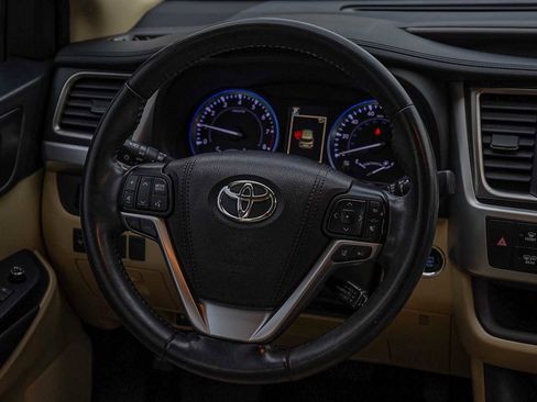 Used 2019 Toyota Highlander XLE image 26