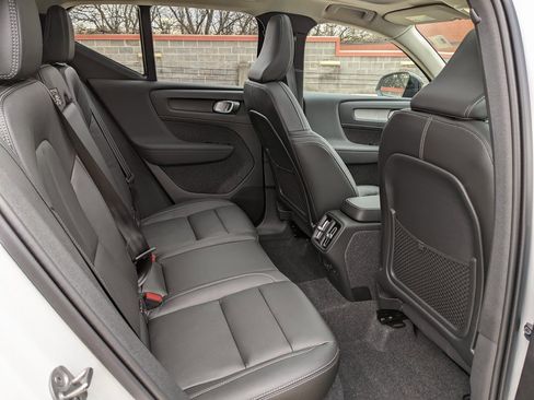 Certified 2025 Volvo XC40 B5 Ultra w/ Climate Package image 25