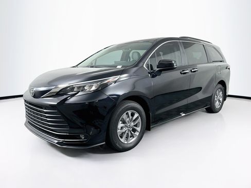 Used 2026 Toyota Sienna XLE FWD image 3