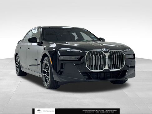 Used 2025 BMW 740i xDrive image 1