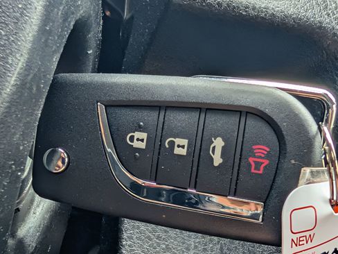 Used 2022 Toyota Camry SE FWD image 16