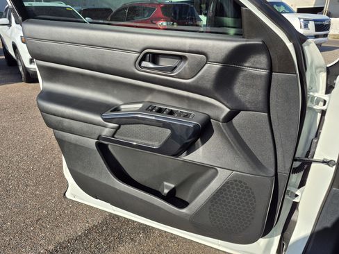 Used 2025 Nissan Pathfinder S FWD image 26