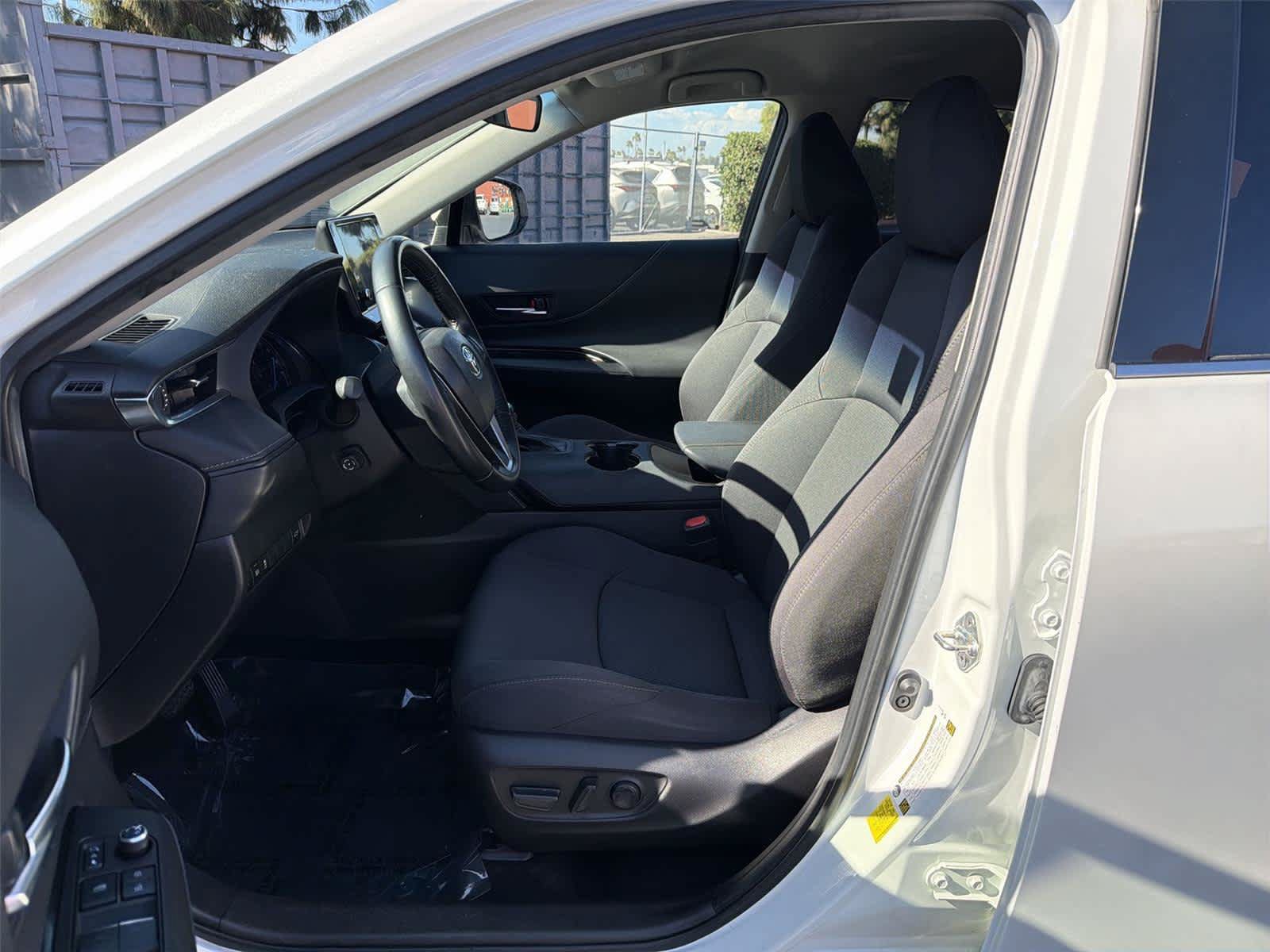 Used 2023 Toyota Venza LE AWD/4WD image 12