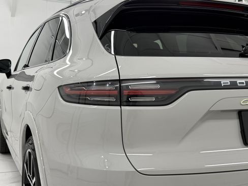 Certified 2021 Porsche Cayenne Turbo S AWD/4WD image 18