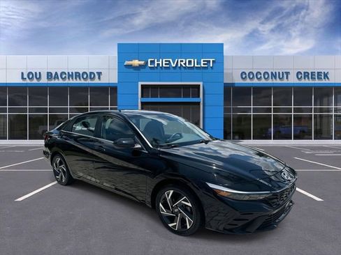 Used 2025 Hyundai Elantra SEL FWD image 2