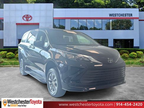 Used 2026 Toyota Sienna LE FWD image 1