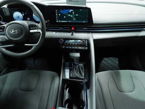Certified 2025 Hyundai Elantra SEL image 16