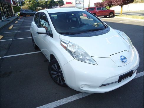 Used 2016 Nissan Leaf SV w/ Premium Package FWD image 4