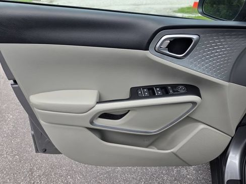 Certified 2025 Kia Soul LX w/ LX Technology Package FWD image 15
