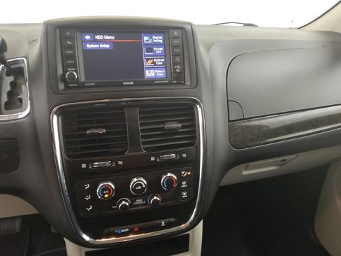 Used 2019 Dodge Grand Caravan SE w/ UConnect Hands-Free Group FWD image 25