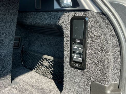 Used 2025 Land Rover Range Rover Long Wheelbase SE AWD/4WD image 9