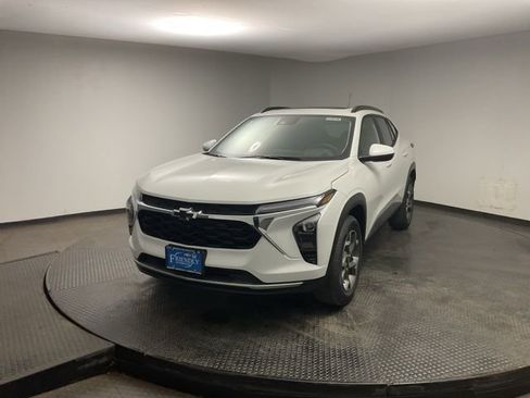 New 2026 Chevrolet Trax LT image 3