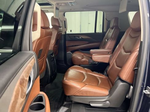 Used 2018 Cadillac Escalade ESV Premium Luxury AWD/4WD image 24