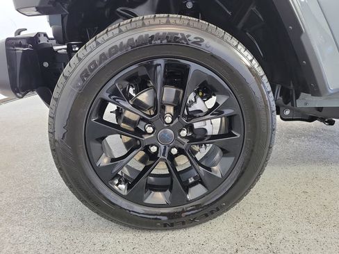 Used 2025 Jeep Wrangler Unlimited Sahara w/ Safety Group image 9