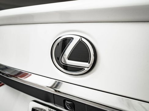Certified 2025 Lexus ES 300h w/ Luxury Package image 18